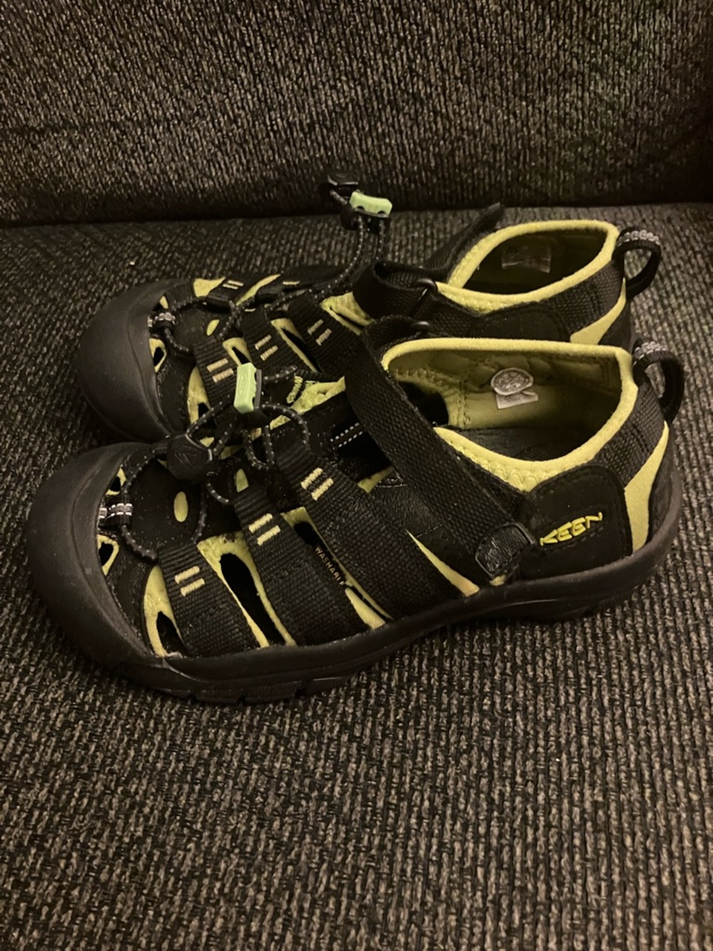 Keen Big Kids' Newport H2 sandal black and green quick-dry water shoe size 2 - Picture 2 of 12